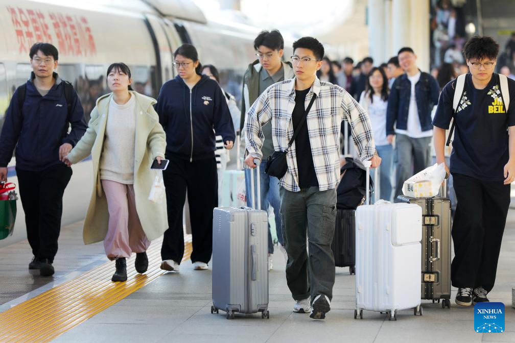 China's railway passenger trips surpass 100 mln during May Day holiday