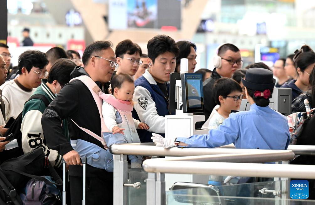China's railway passenger trips surpass 100 mln during May Day holiday