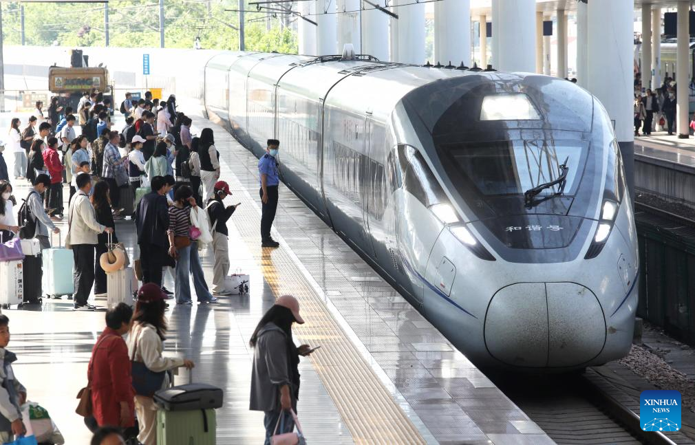 China's railway passenger trips surpass 100 mln during May Day holiday