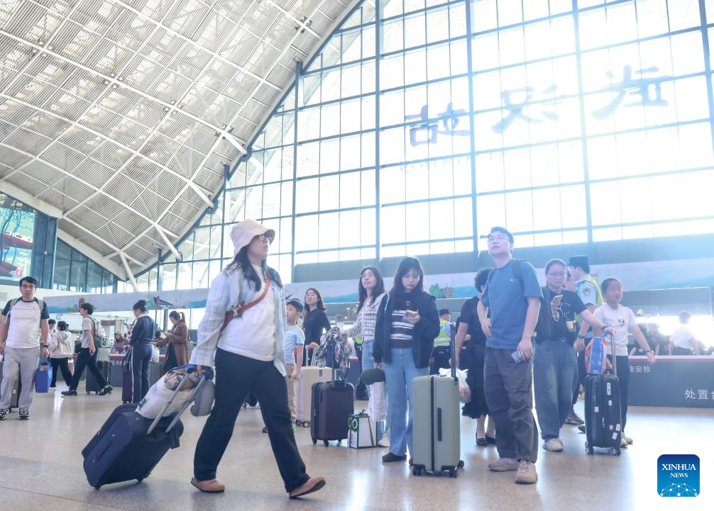 China's railway passenger trips surpass 100 mln during May Day holiday