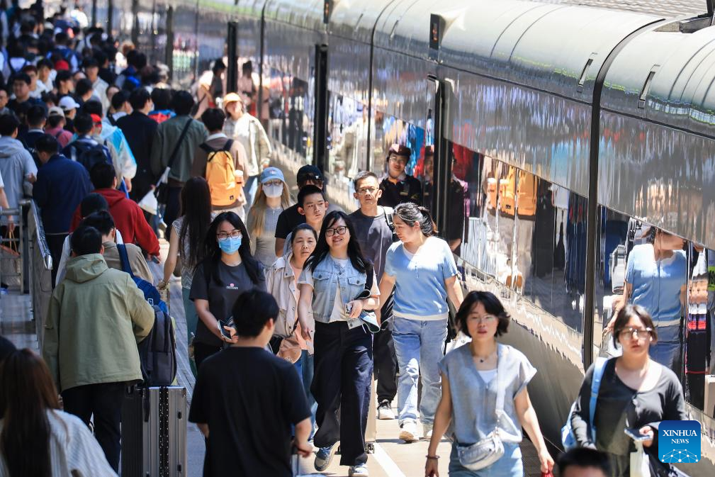 China's railway passenger trips surpass 100 mln during May Day holiday