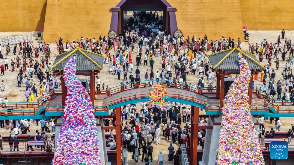 China's May Day holiday trips, spending both rise year on year