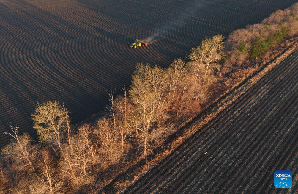 China's Heilongjiang busy with sowing operations in farming season