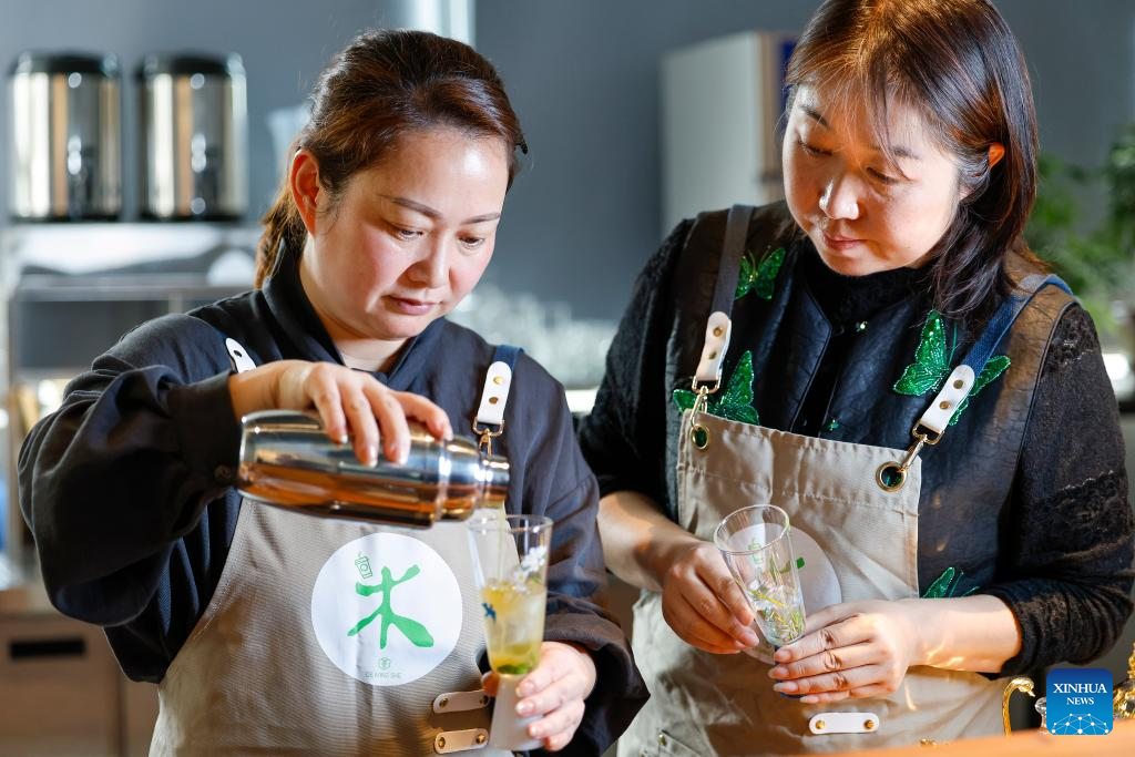 Pic story of Chinese-style tea drink