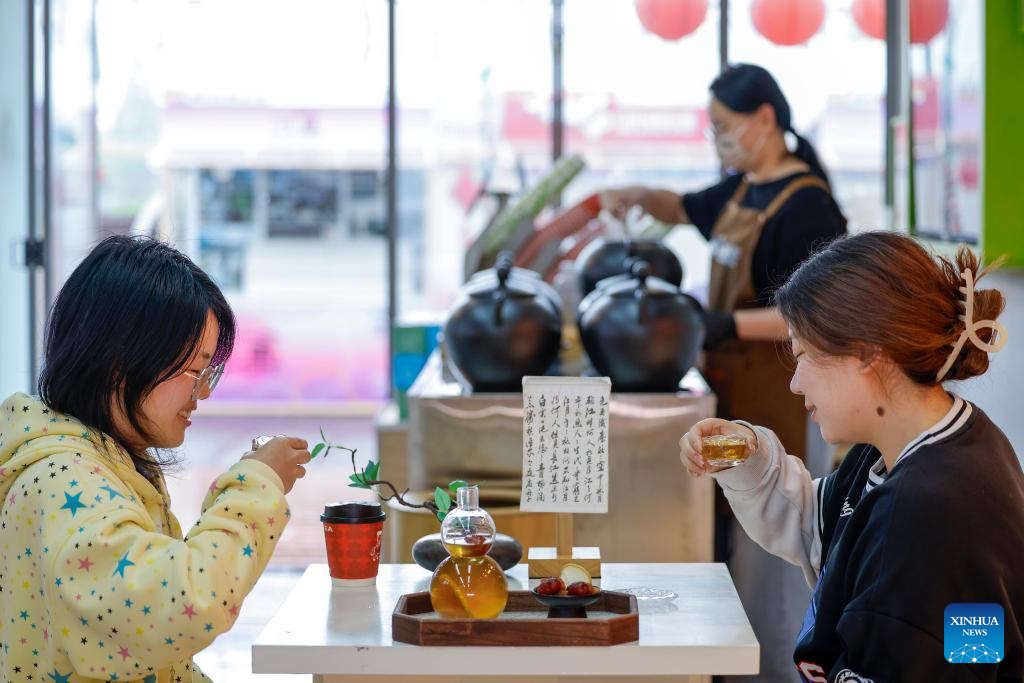 Pic story of Chinese-style tea drink