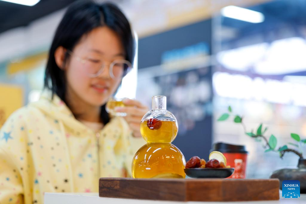 Pic story of Chinese-style tea drink