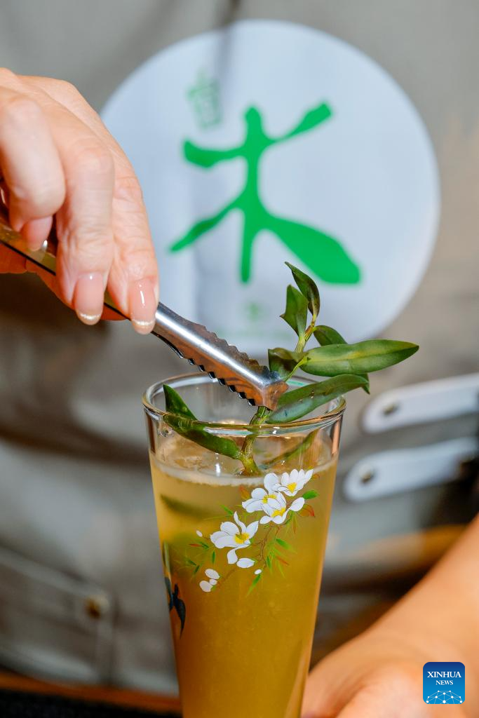 Pic story of Chinese-style tea drink