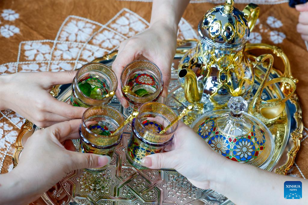 Pic story of Chinese-style tea drink