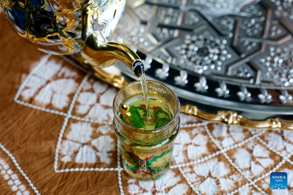 Pic story of Chinese-style tea drink