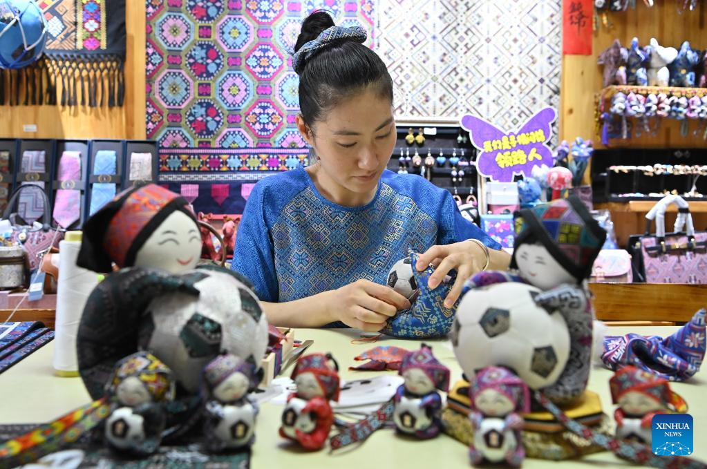 Pic story: inheritor of Zhuang brocade weaving technique in China's Guangxi