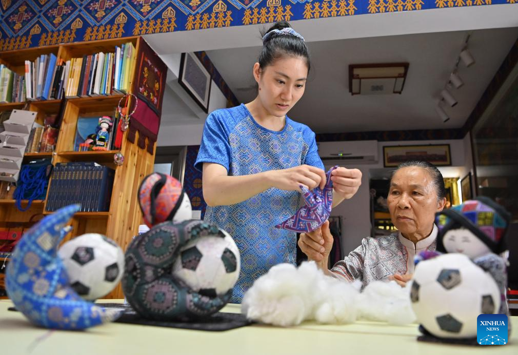 Pic story: inheritor of Zhuang brocade weaving technique in China's Guangxi