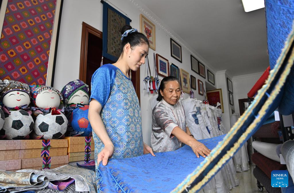 Pic story: inheritor of Zhuang brocade weaving technique in China's Guangxi