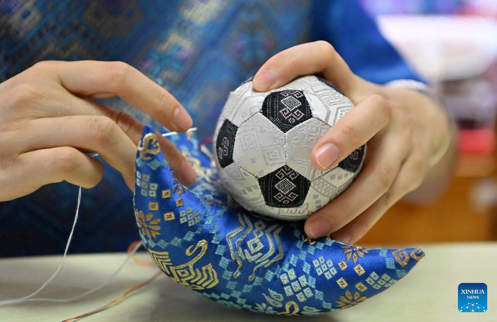 Pic story: inheritor of Zhuang brocade weaving technique in China's Guangxi