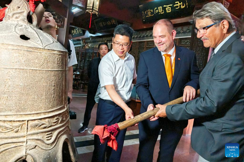 Guests attending Global Mayors Dialogue event experience Chinese culture in Huangshan