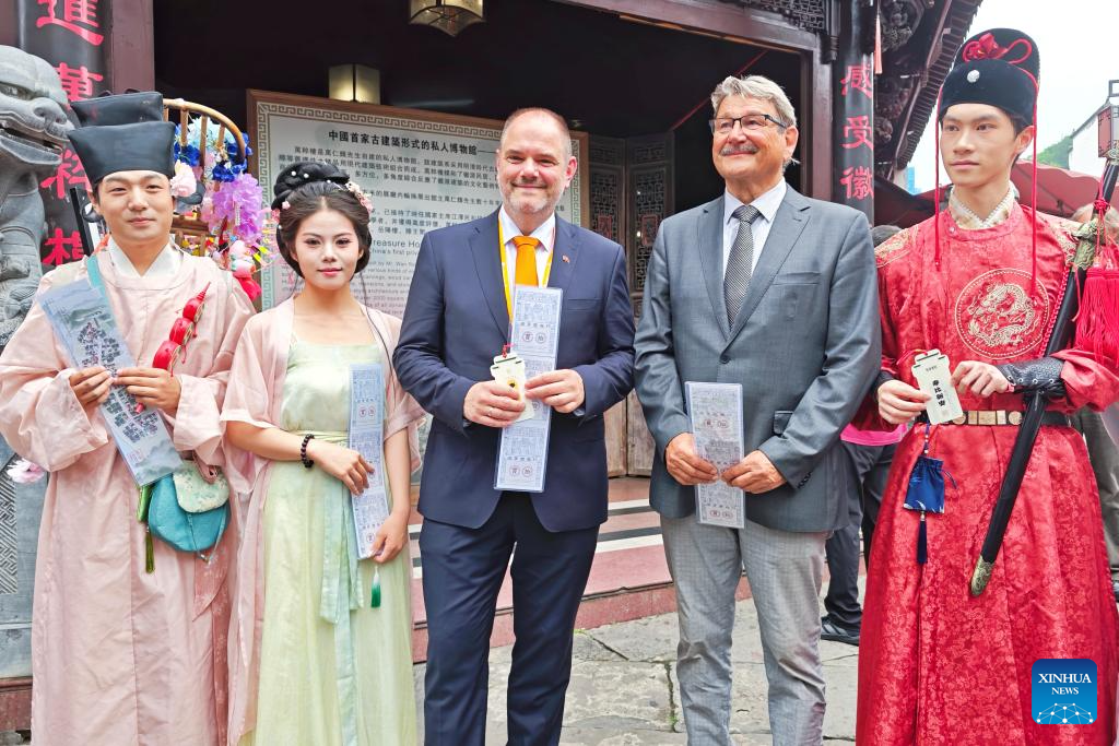 Guests attending Global Mayors Dialogue event experience Chinese culture in Huangshan
