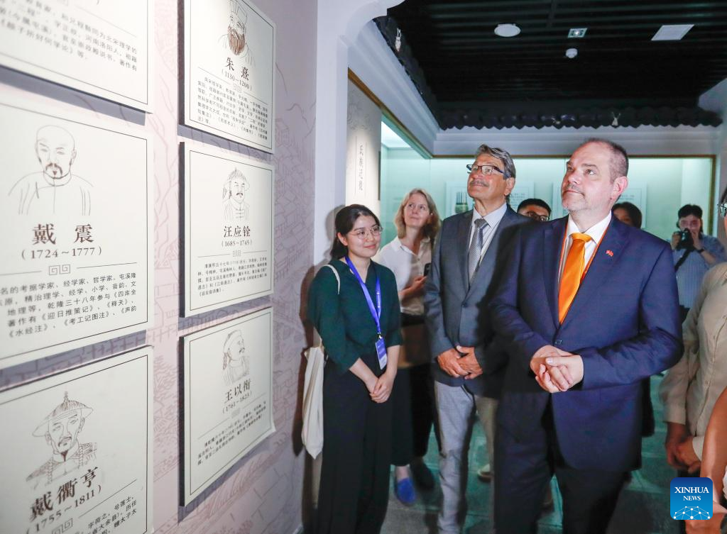 Guests attending Global Mayors Dialogue event experience Chinese culture in Huangshan
