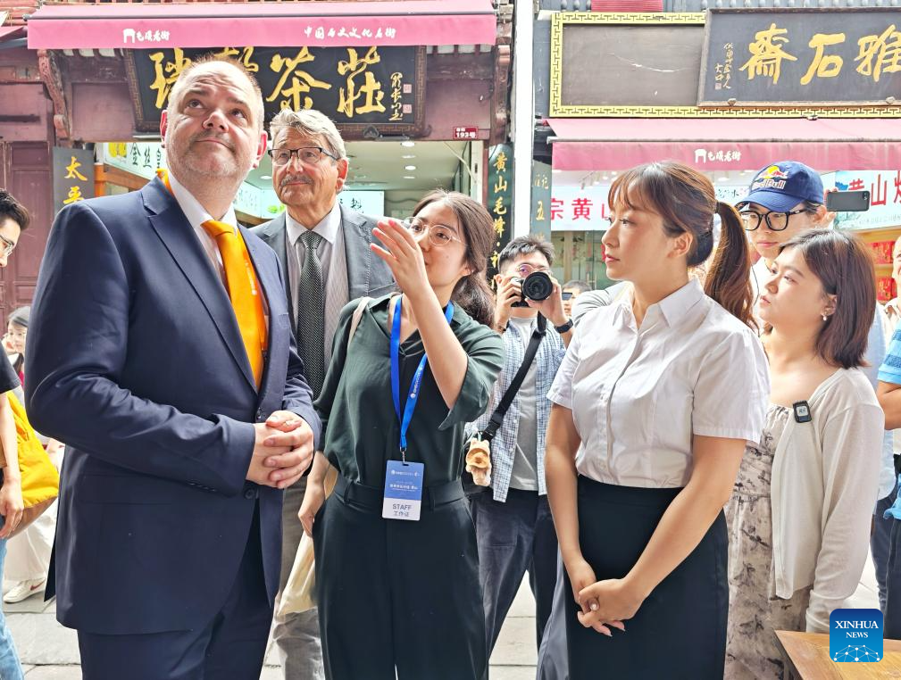 Guests attending Global Mayors Dialogue event experience Chinese culture in Huangshan