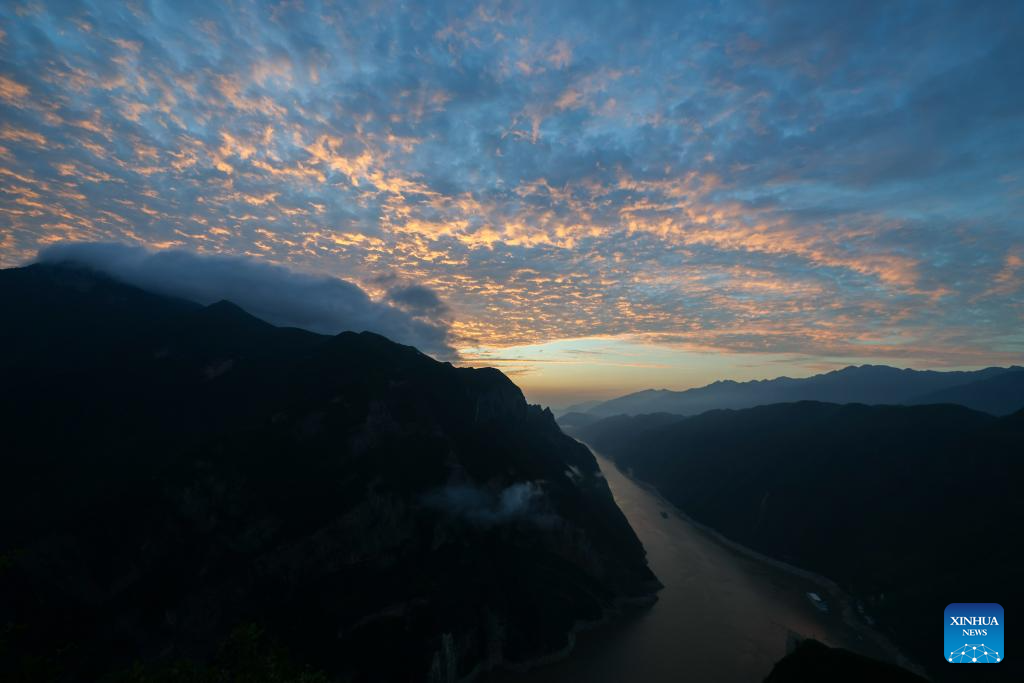 Dawn scenery of Wuxia Gorge along Yangtze River in China's Chongqing