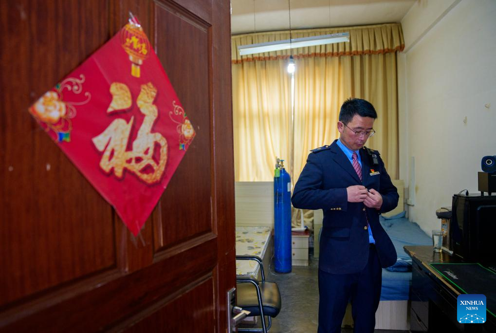 Plateau railway worker ensures safe travel in China's Xizang