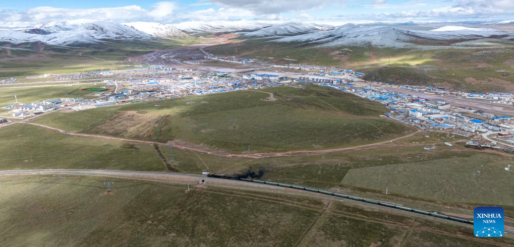 Plateau railway worker ensures safe travel in China's Xizang