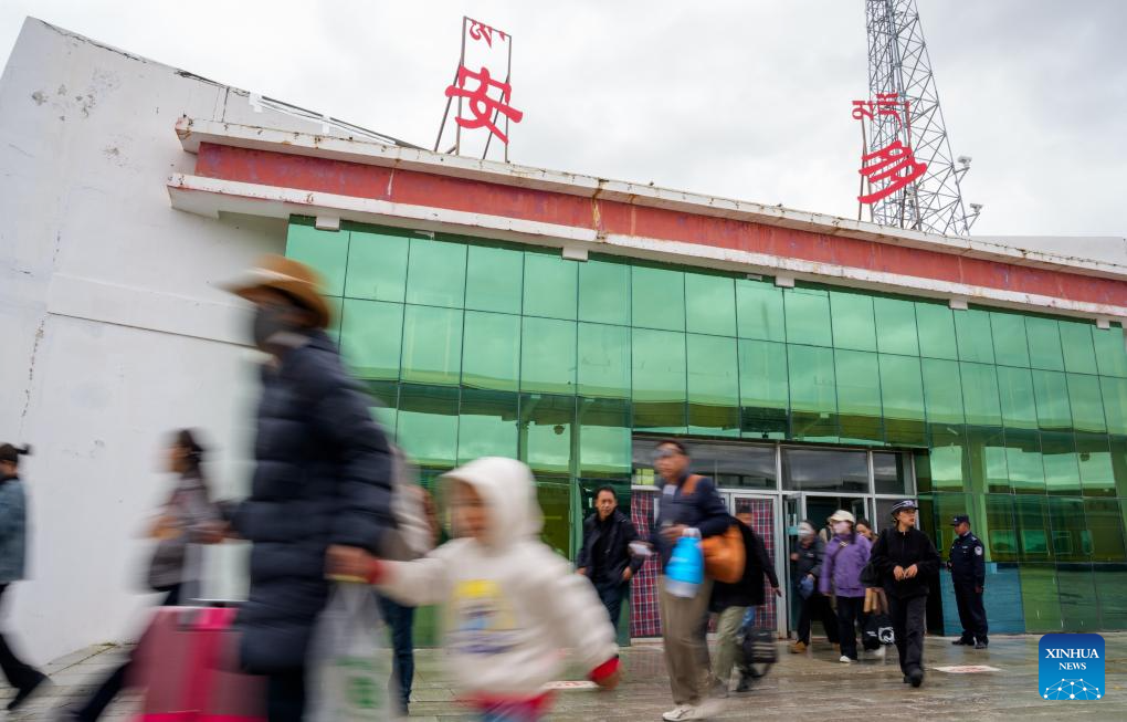 Plateau railway worker ensures safe travel in China's Xizang