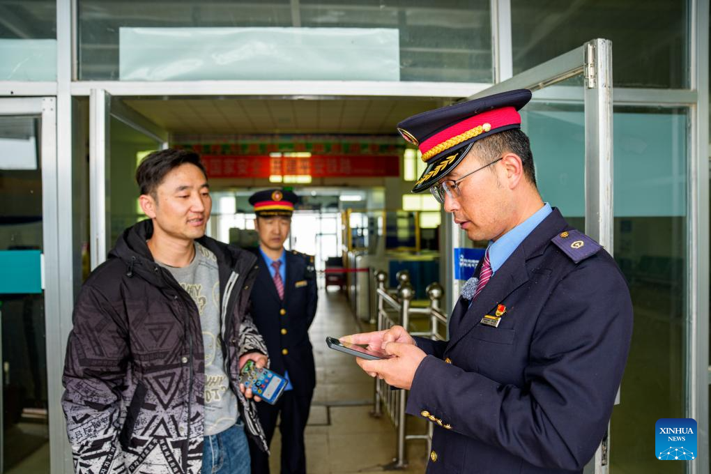 Plateau railway worker ensures safe travel in China's Xizang
