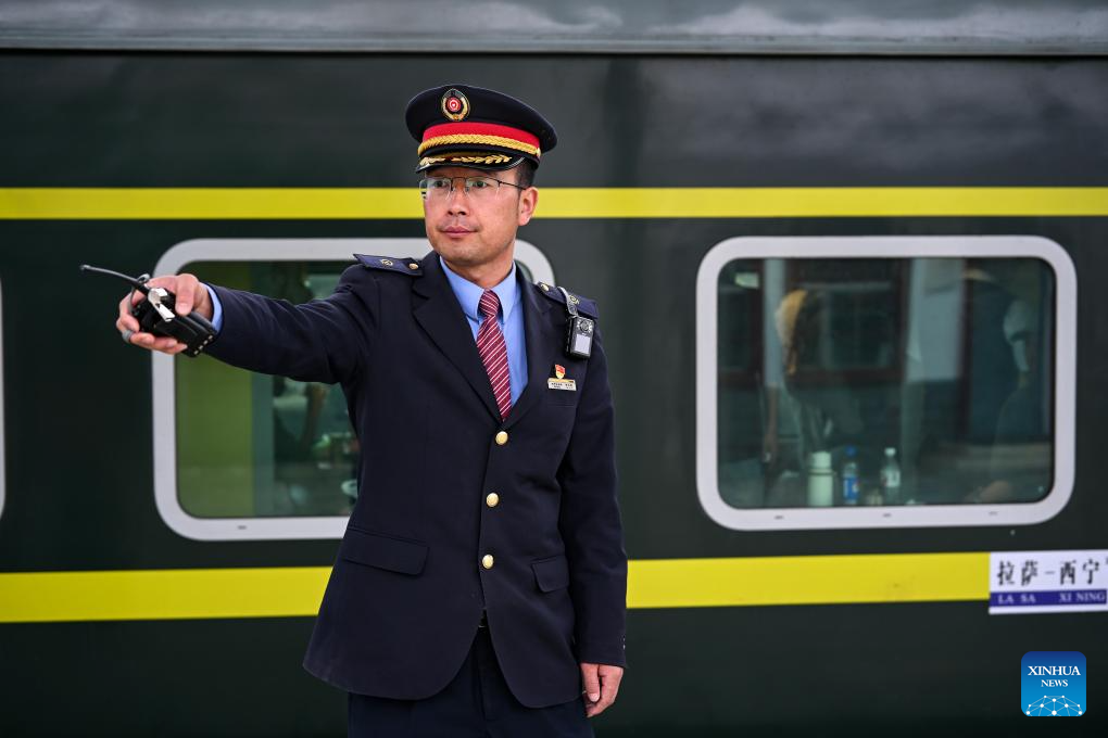 Plateau railway worker ensures safe travel in China's Xizang