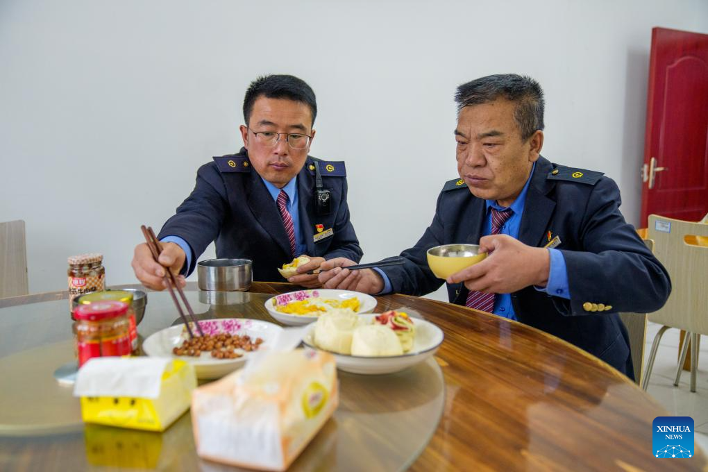 Plateau railway worker ensures safe travel in China's Xizang