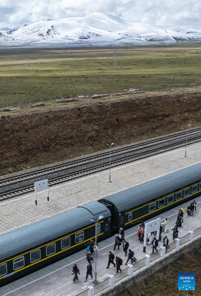 Plateau railway worker ensures safe travel in China's Xizang