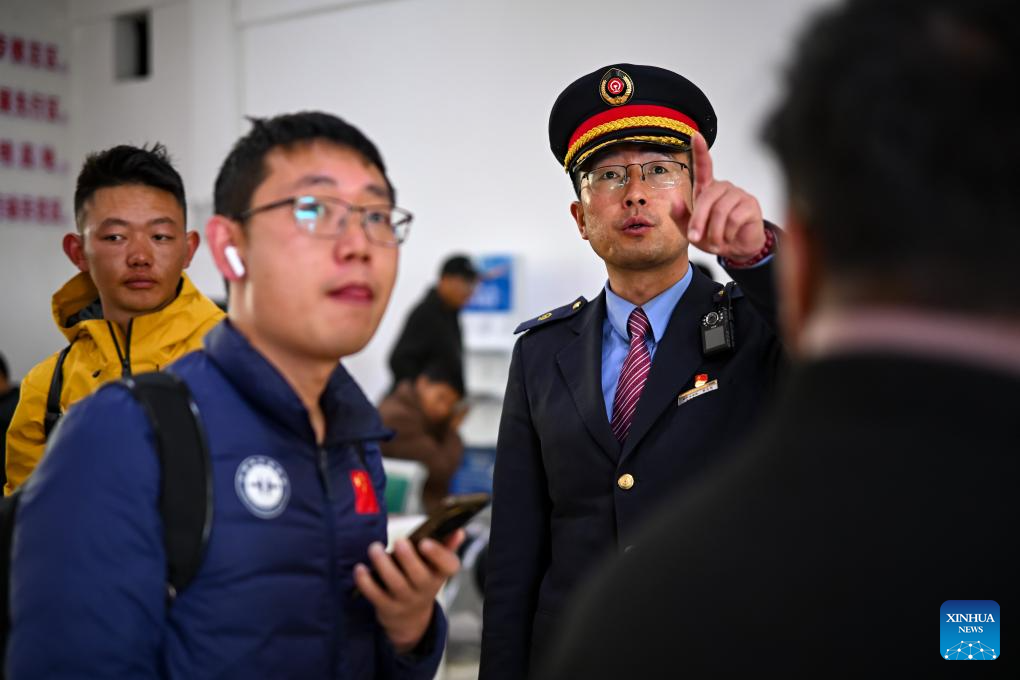 Plateau railway worker ensures safe travel in China's Xizang