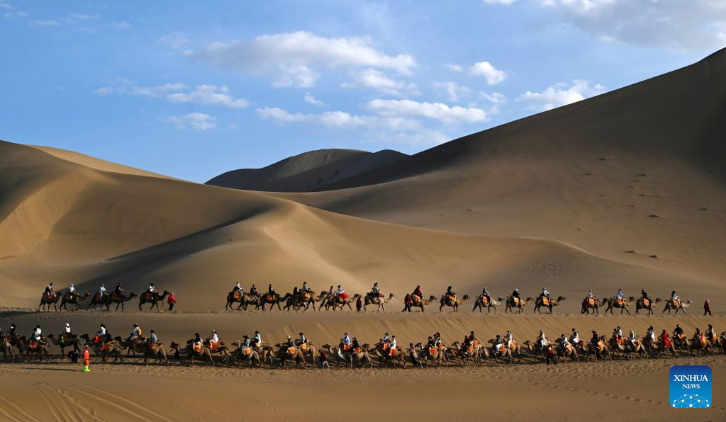 People enjoy Dragon Boat Festival holiday with diverse activities across China