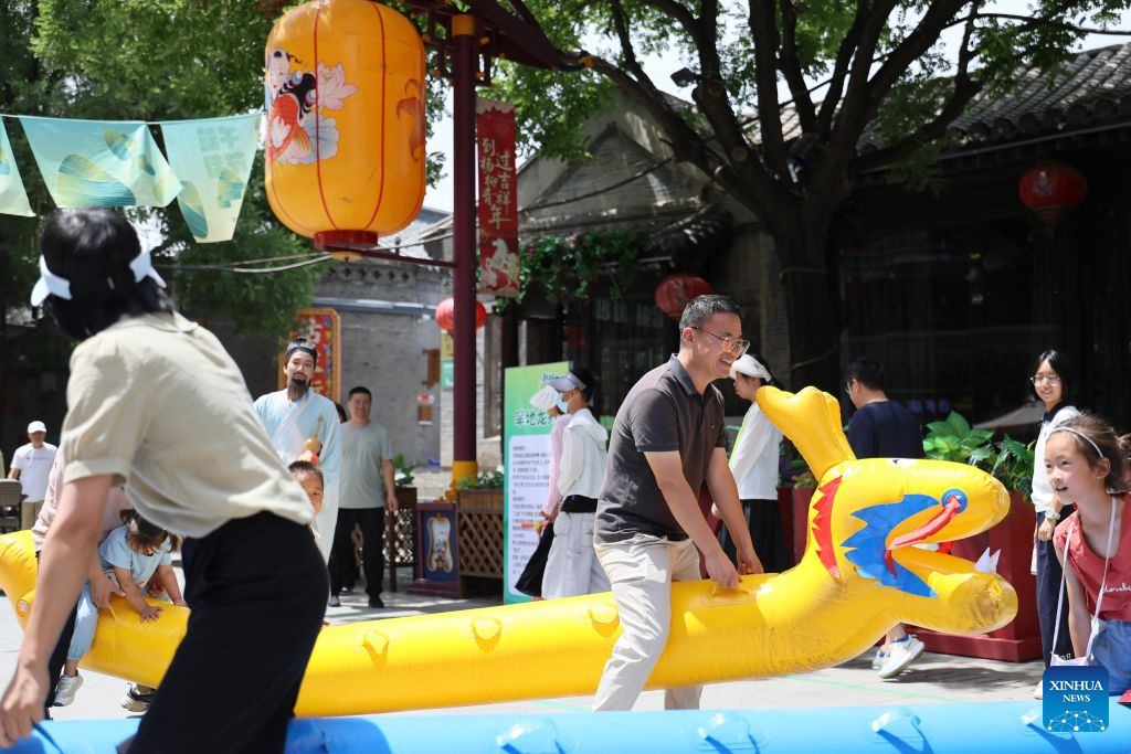 People enjoy Dragon Boat Festival holiday with diverse activities across China