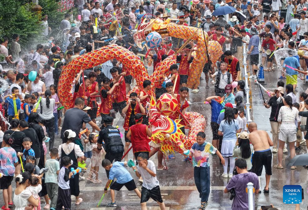 People enjoy Dragon Boat Festival holiday with diverse activities across China