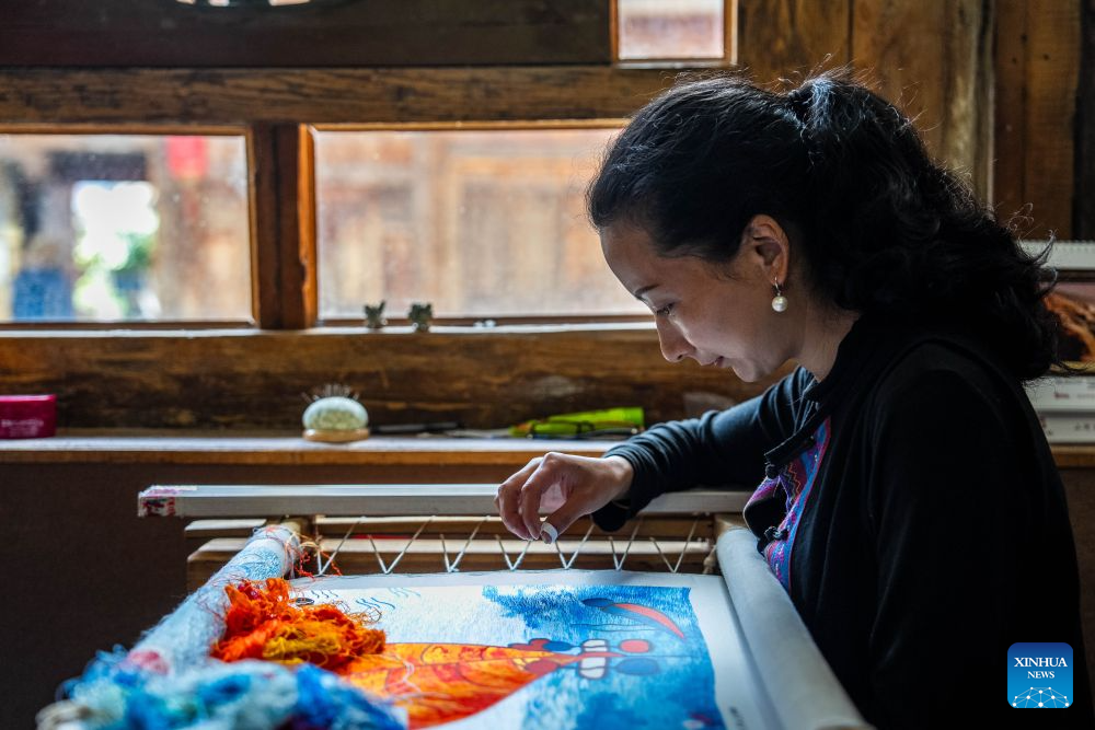 Baisha ancient town in China's Yunnan injects new vitality into embroidery of Naxi ethnic group