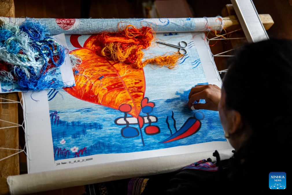 Baisha ancient town in China's Yunnan injects new vitality into embroidery of Naxi ethnic group