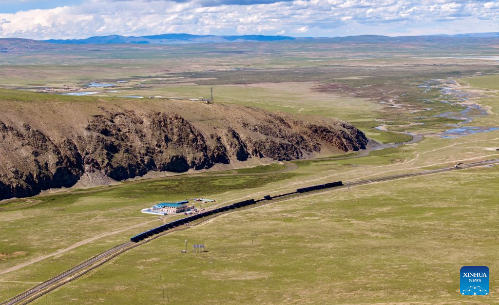 Pic story: 20 years of dedication along China's Qinghai-Xizang Railway