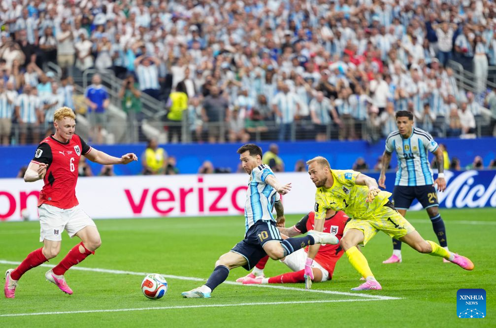 Messi breaks World Cup record as Argentina advances