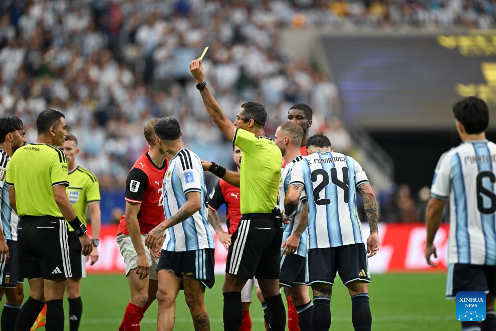 Messi breaks World Cup record as Argentina advances