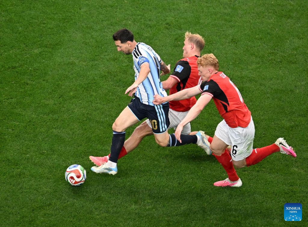 Messi breaks World Cup record as Argentina advances