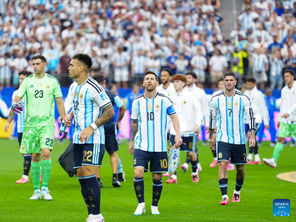 Messi breaks World Cup record as Argentina advances