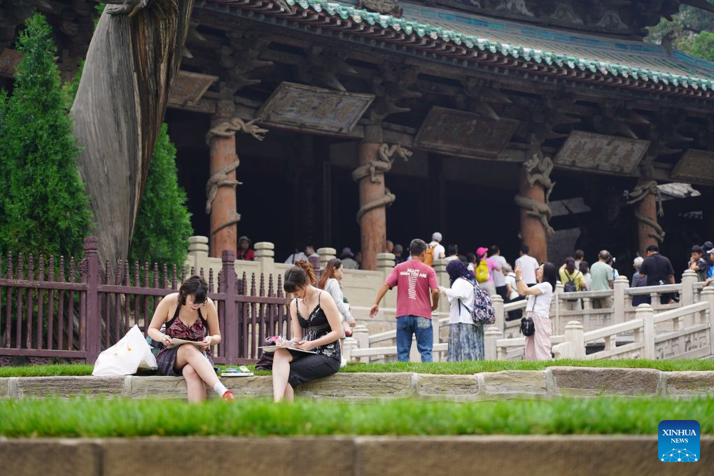 Hungarian cultural delegation explores ancient architecture in China's Shanxi