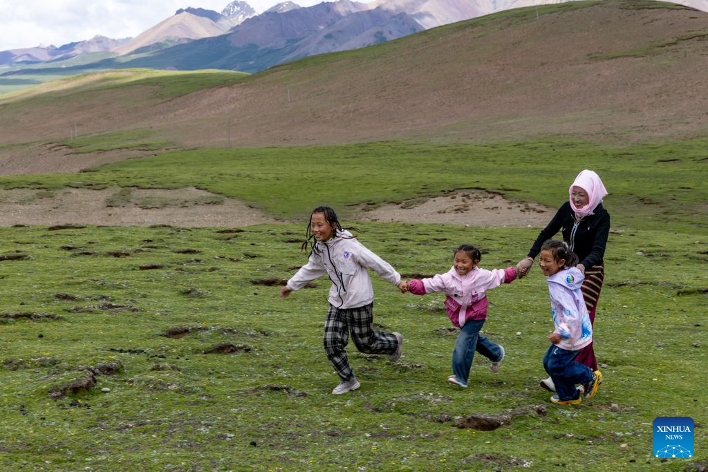 Qinghai-Xizang Railway brings great changes to China's snowy plateau
