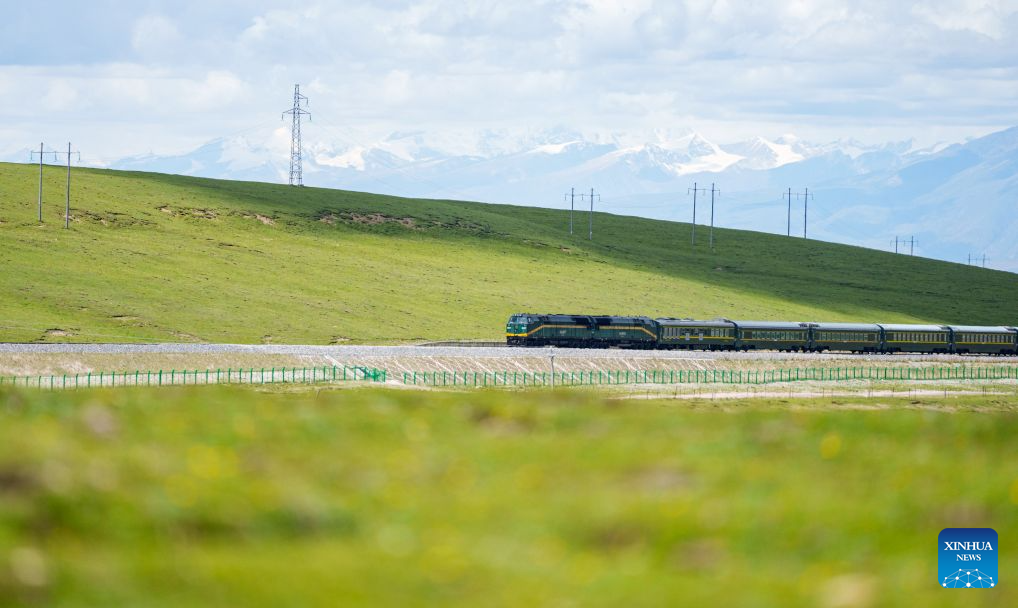 Qinghai-Xizang Railway brings great changes to China's snowy plateau