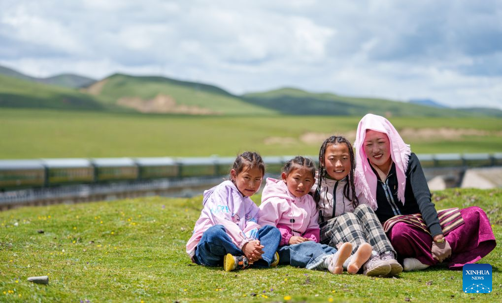 Qinghai-Xizang Railway brings great changes to China's snowy plateau