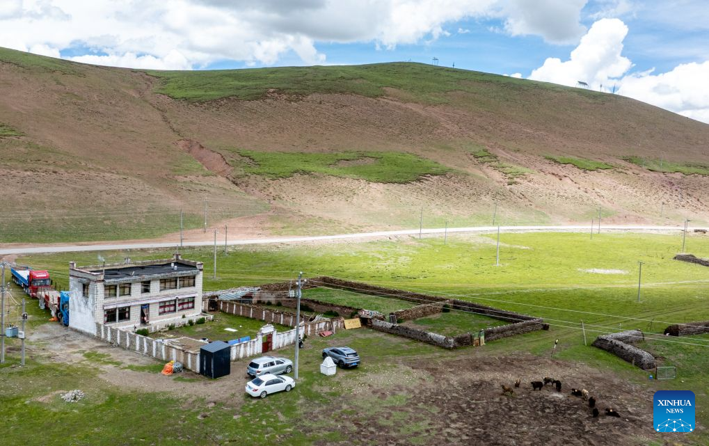 Qinghai-Xizang Railway brings great changes to China's snowy plateau