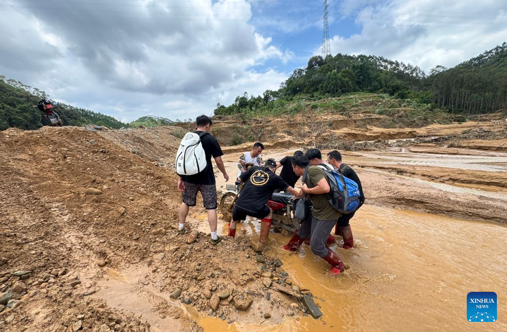 Post-90s volunteers guide relief teams in flood-hit Zhenlong Township, China's Guangxi