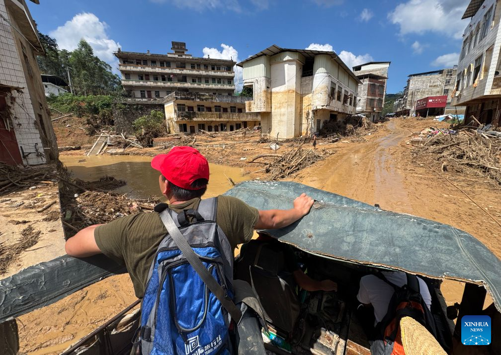 Post-90s volunteers guide relief teams in flood-hit Zhenlong Township, China's Guangxi