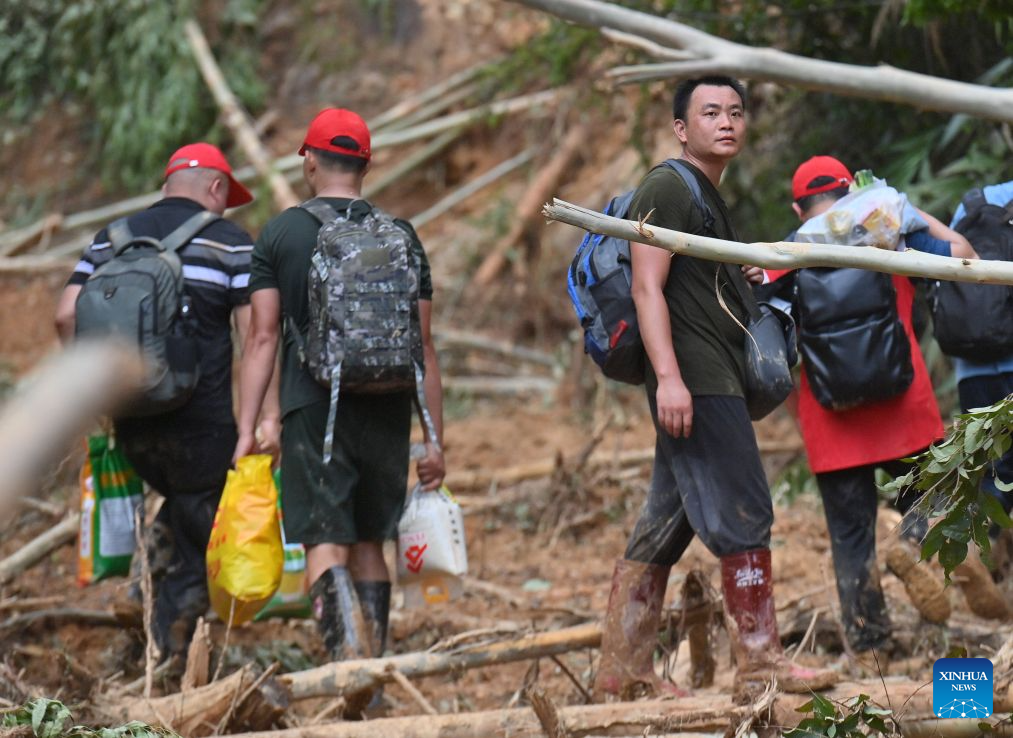 Post-90s volunteers guide relief teams in flood-hit Zhenlong Township, China's Guangxi