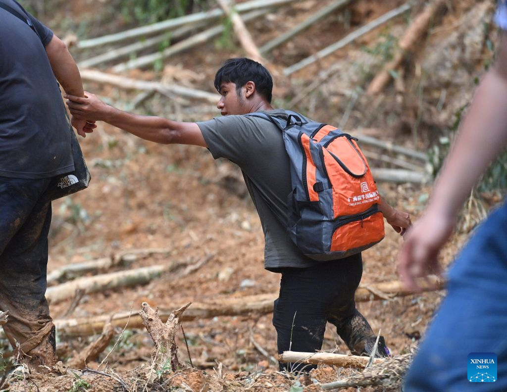 Post-90s volunteers guide relief teams in flood-hit Zhenlong Township, China's Guangxi