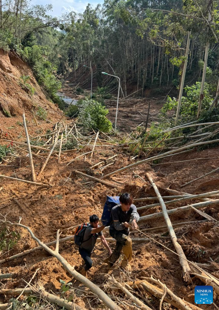 Post-90s volunteers guide relief teams in flood-hit Zhenlong Township, China's Guangxi